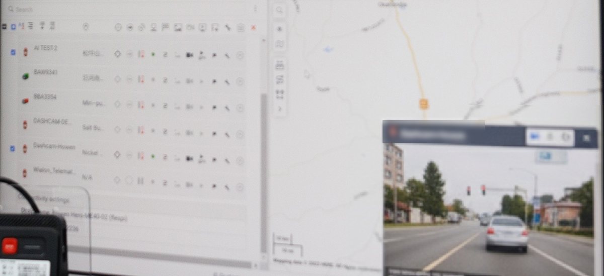 Plataforma de rastreo con mapa y video de una unidad en un monitor